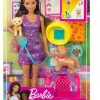 Barbie adopta perritos
