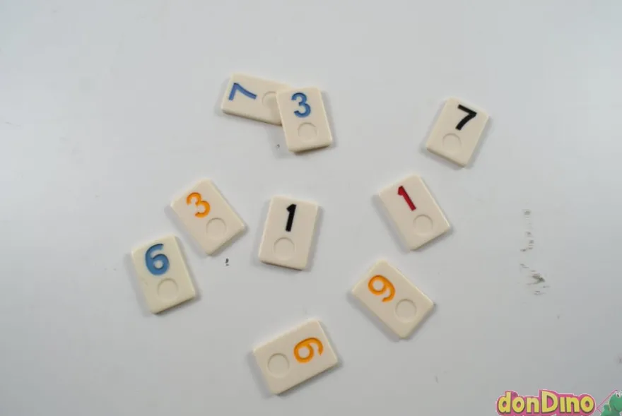 Juego rummy con 100 fichas